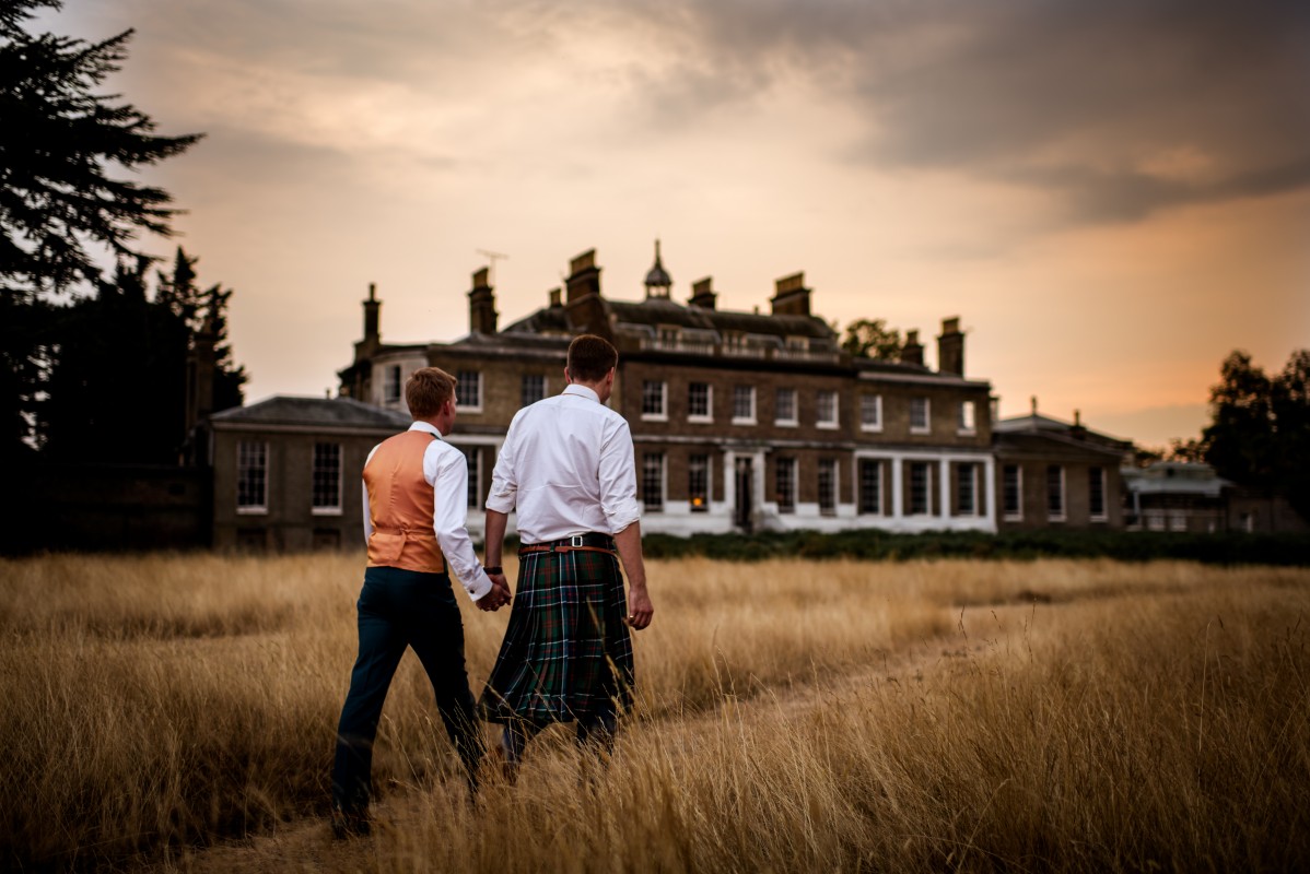 A couple stroll in the grounds at Hampton Court House